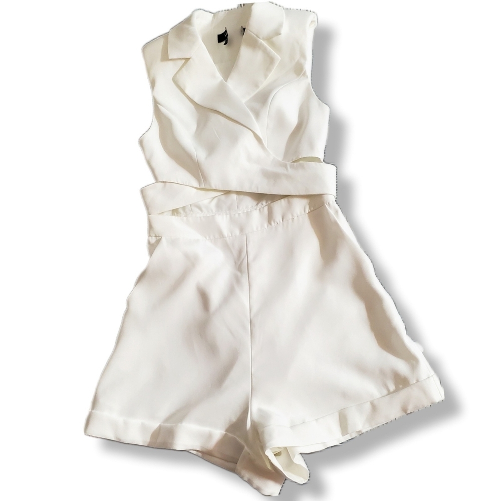NWOT Lulus Posh and Flirty White Collared Cutout Sleeveless Romper Sz S - Picture 1 of 13